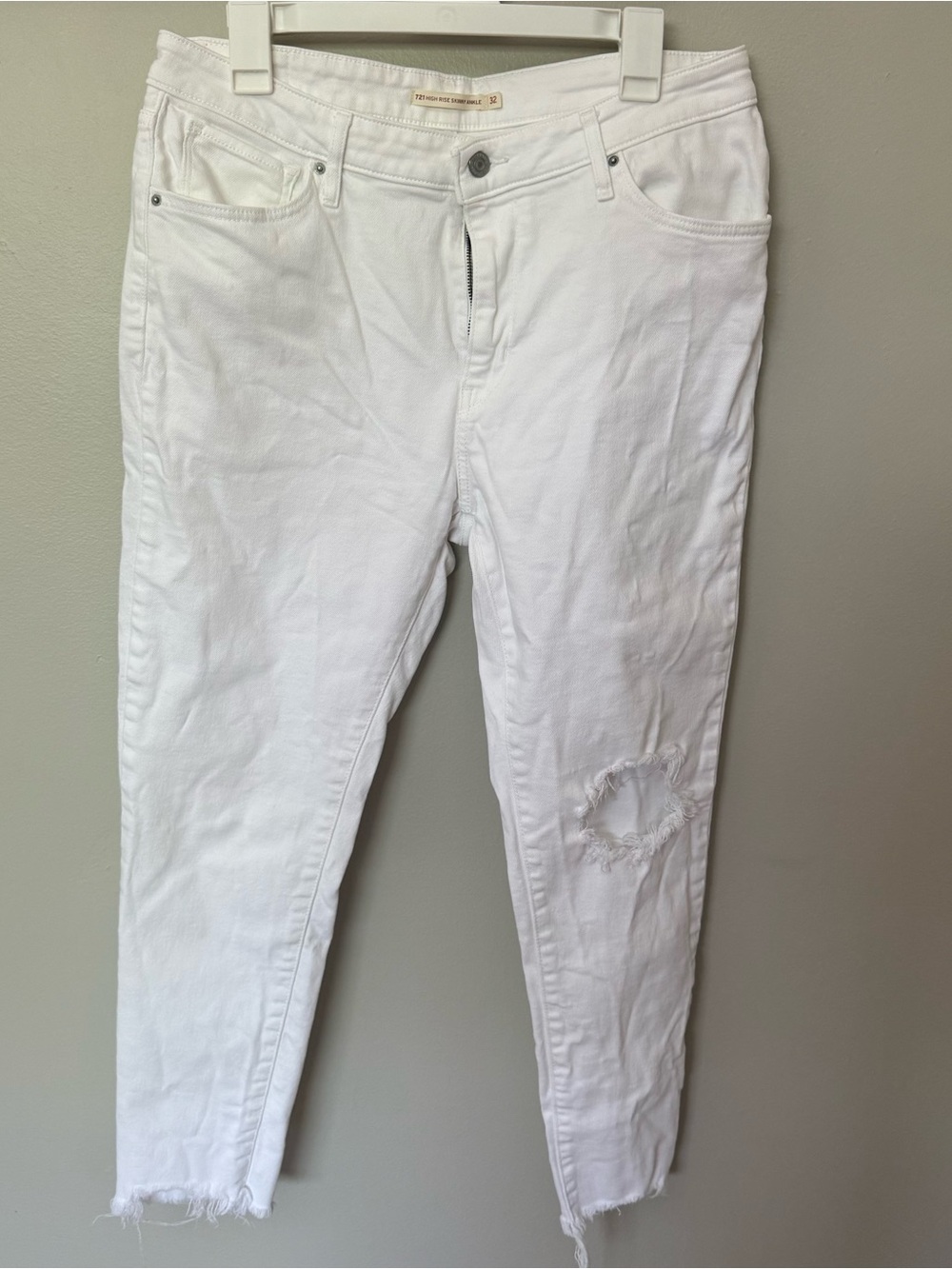 Levi's 721 High Rise Skinny Ankle Jeans White Distressed Frayed Hem Size 32